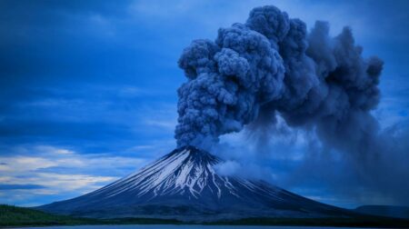 “Nature’s fury unleashed”: Towering steam clouds from Alaska’s Mount Spurr signal this massive volcanic eruption is imminent "Nature's fury unleashed": Towering steam clouds from Alaska’s Mount Spurr signal this massive volcanic eruption is imminent