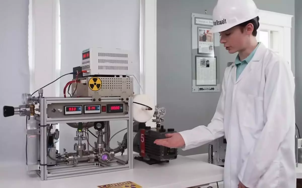 Jackson Oswalt, a young American prodigy, creates plasma in his room using a homemade fusor at age 12