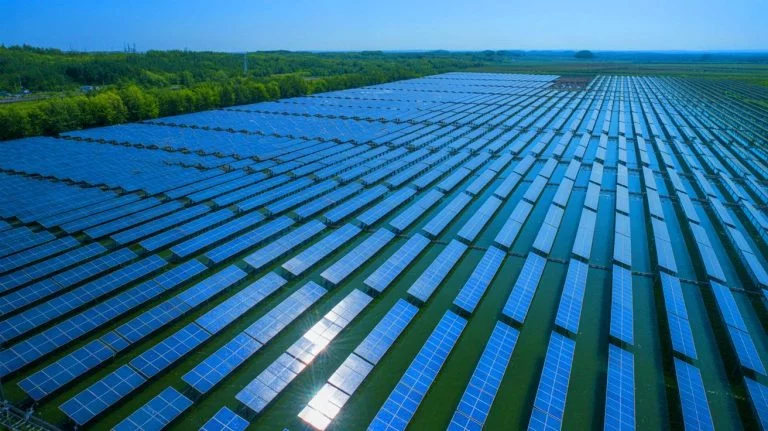 “These Jaw-Dropping 370,000 Solar Panels Are Transforming Chinese Fishing Forever,” Declares Global Energy Authority as Massive 250 MW Hybrid Farm Shocks Industry Illustration of an innovative fishery-solar hybrid farm in China combining solar panels with aquaculture, generated by artificial intelligence.