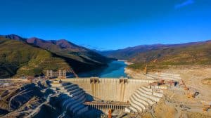 Illustration of the ambitious Moyuo hydroelectric project on the Tibetan plateau, highlighting its vast scale and strategic significance.