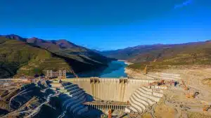 Illustration of the ambitious Moyuo hydroelectric project on the Tibetan plateau, highlighting its vast scale and strategic significance.