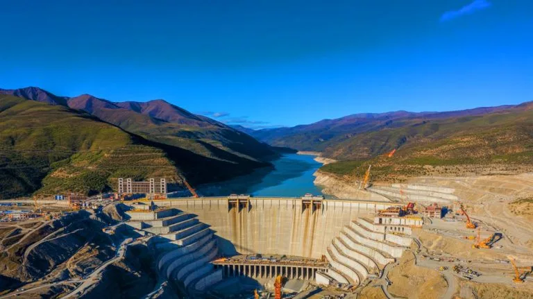 Illustration of the ambitious Moyuo hydroelectric project on the Tibetan plateau, highlighting its vast scale and strategic significance.