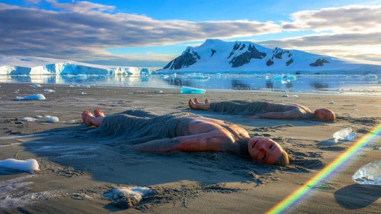 Illustration of the discovery of ancient human remains on Yámana Beach in Antarctica.