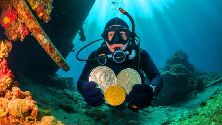 “This Sunken Empire Still Speaks”: Divers Recover 1,000 Gold and Silver Coins From Legendary 1715 Shipwreck Off Florida Coast Illustration of Divers Recovering Silver and Gold Coins from a Spanish Galleon Shipwreck.